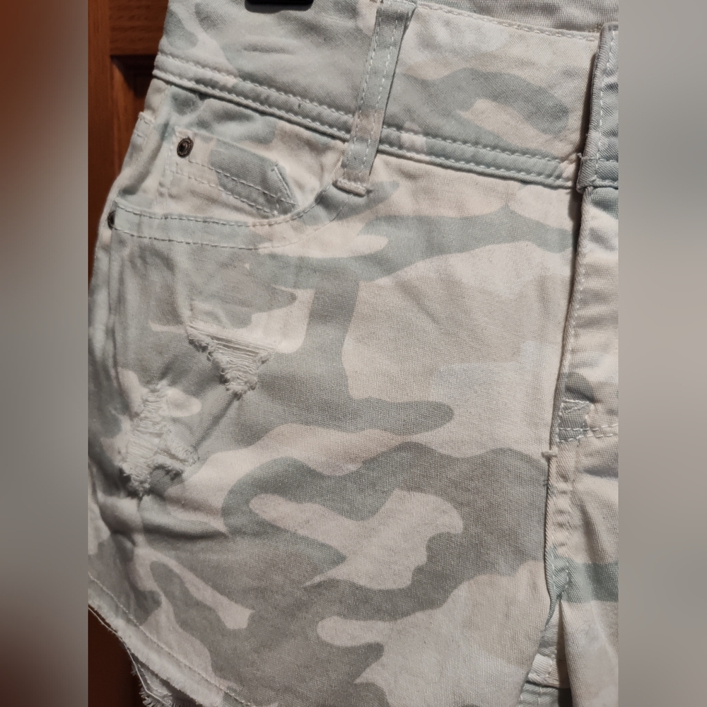 NWT Wallflower Women's Camouflage Denim Shorts - Cream/Gray/Green, Size 0 - Picture 2 of 11